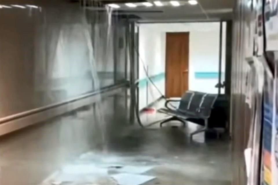 El agua de lluvia se filtró a distintas áreas de la Clínica 25 del IMSS, en Monterrey.