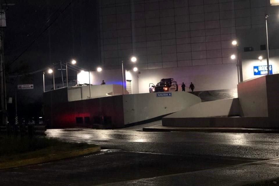 Los uniformados estatales fueron trasladados al hospital Doctors East con lesiones en la cabeza, brazos y piernas.