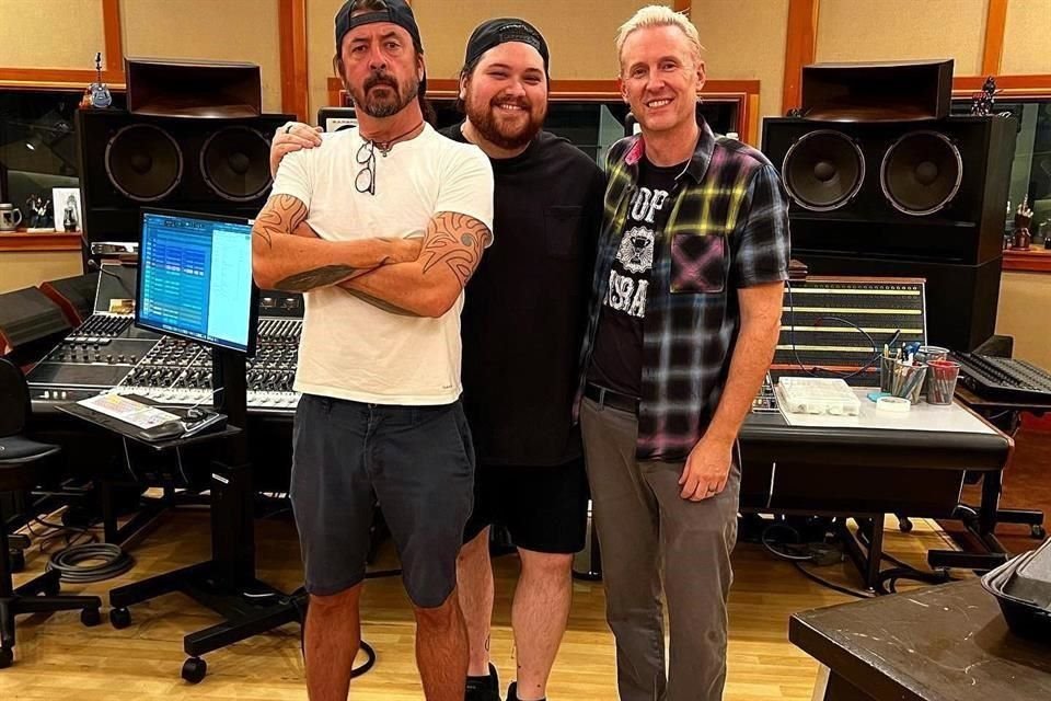 Josh Freese es el nuevo baterista de la banda Foo Fighters; reemplaza a Taylor Hawkins, quien falleció el año pasado. En foto: Dave Grohl (izq.), Wolf Van Halen (centro) y Josh Freese (der.)