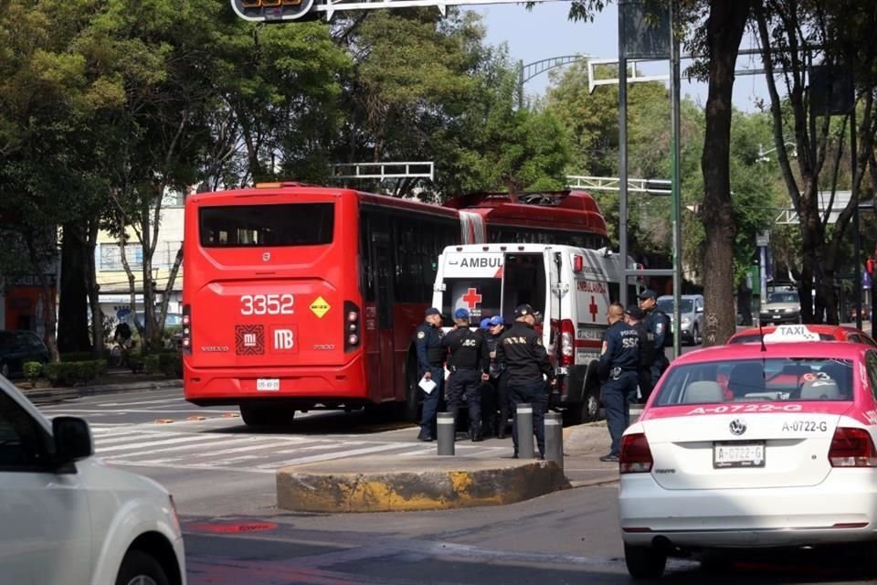 Un peatón resultó lesionado luego de ser golpeado por una unidad del Metrobús, en Iztacalco.