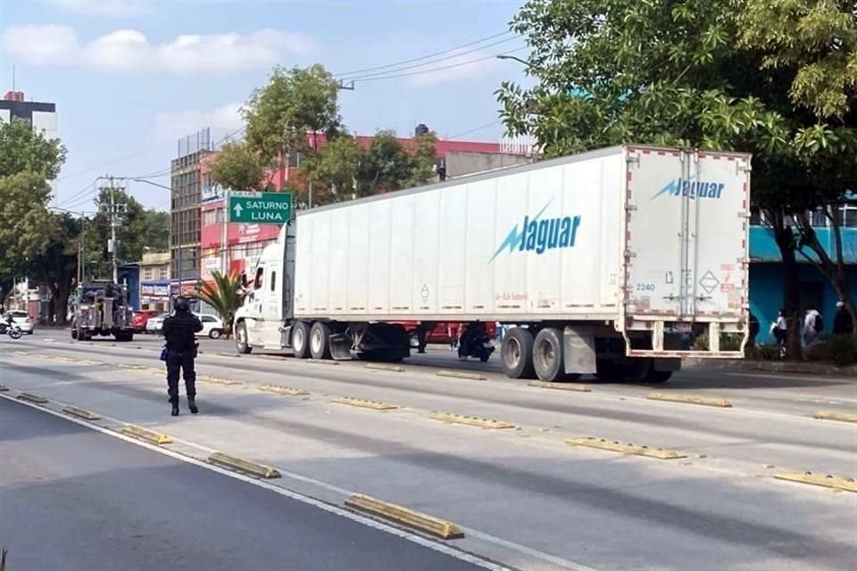 Un joven que conducía una motocicleta falleció tras ser atropellado por un tráiler mientras circulaba por la Calzada San Simón.