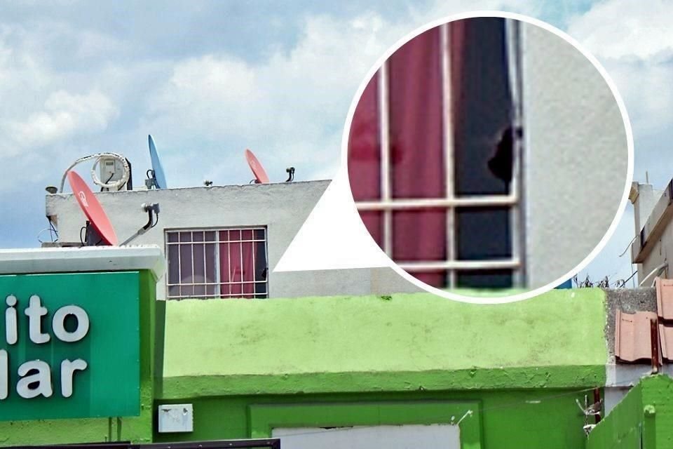 Una de las balas del enfrentamiento alcanzó la ventana del cuarto de Melissa y la lesionó en el hombro izquierdo.