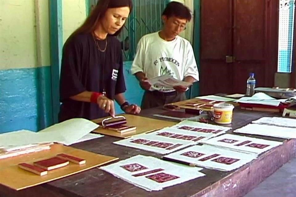 Laura Anderson Barbata en un estil del video 'Yanomami Owë Mamotima', trabajando en la edición de un libro artesanal en Venezuela.