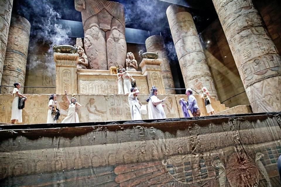Cantantes y actores terminan la presentación final de 'Aida' de Giuseppe Verdi en el Metropolitan Opera House en Lincoln Center de Nueva York.