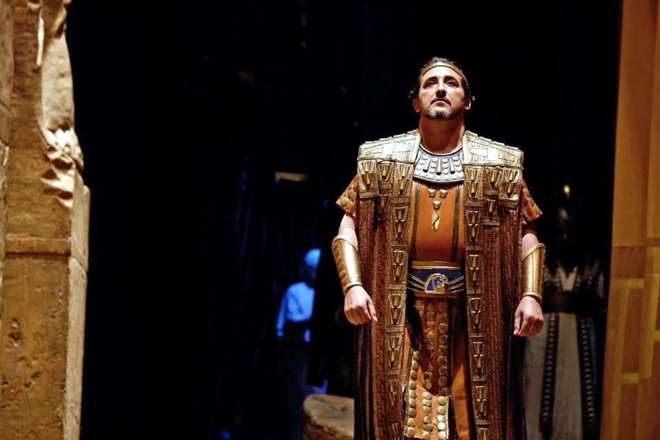 El cantante de ópera Jorge de León se presenta durante la interpretación final de 'Aida' de Giuseppe Verdi.