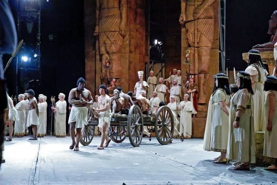 Los actores actúan durante la escena de la marcha triunfal en el Acto 2 en la representación final de 'Aida'