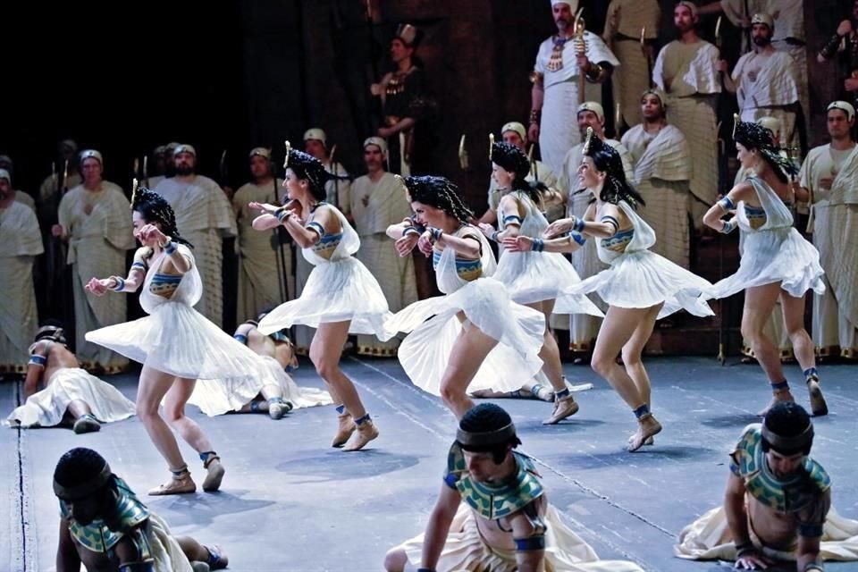 Los bailarines actúan durante la interpretación final de 'Aida' de Giuseppe Verdi.