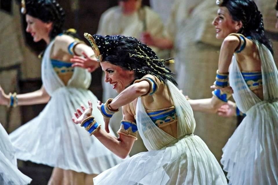 Los bailarines actúan durante la interpretación final de 'Aida' de Giuseppe Verdi.