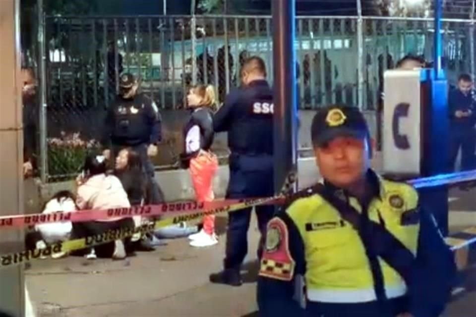 La adolescente se encontraba al interior del plantel y se disponía a salir de clases cuando fue alcanzada por el proyectil.