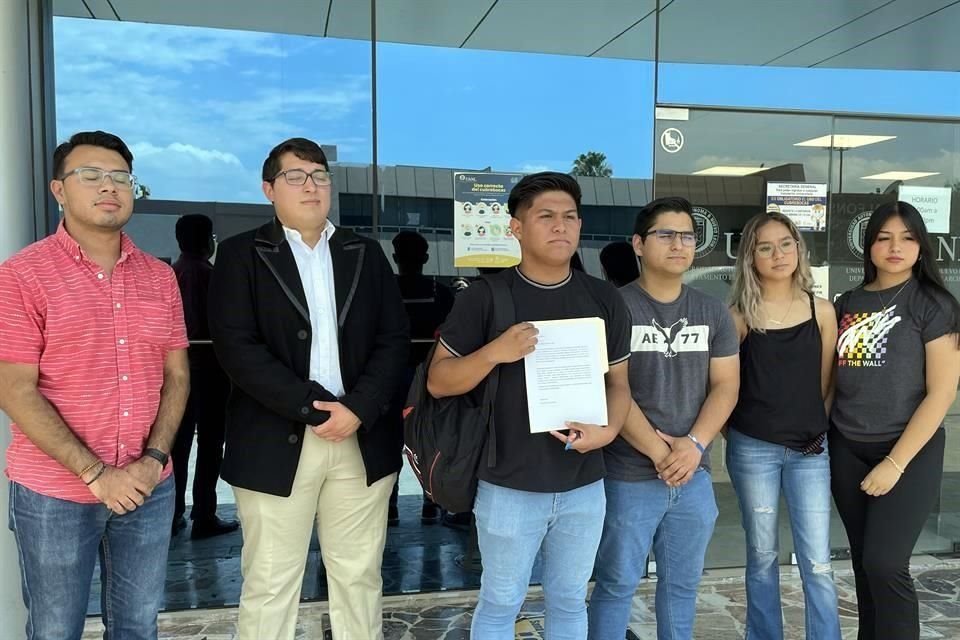 Alumnos de la Facultad de Ciencias Políticas de la UANL pidieron que Miguel Ángel Sánchez sea despedido temporalmente. 