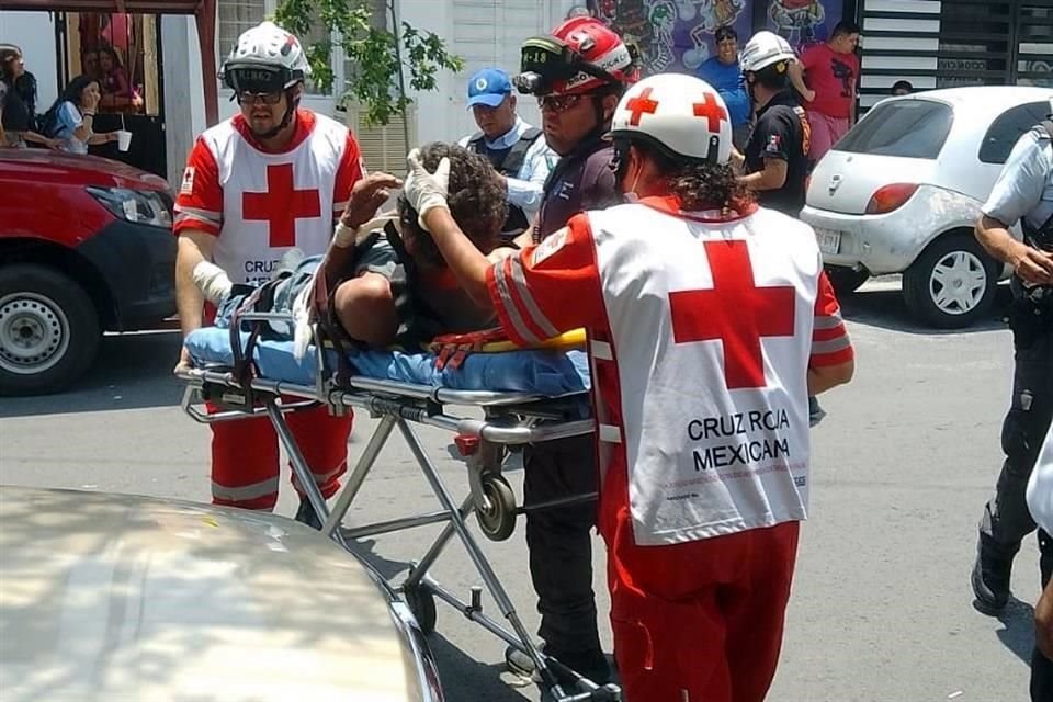 El hombre sufrió quemaduras y probables fracturas. 