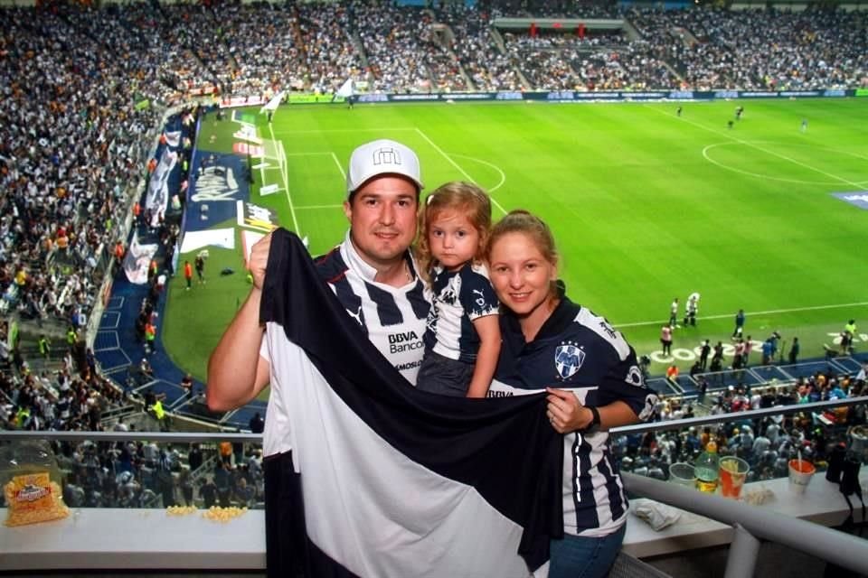 Diego Flores, Marcela Flores Treviño y Norma Treviño