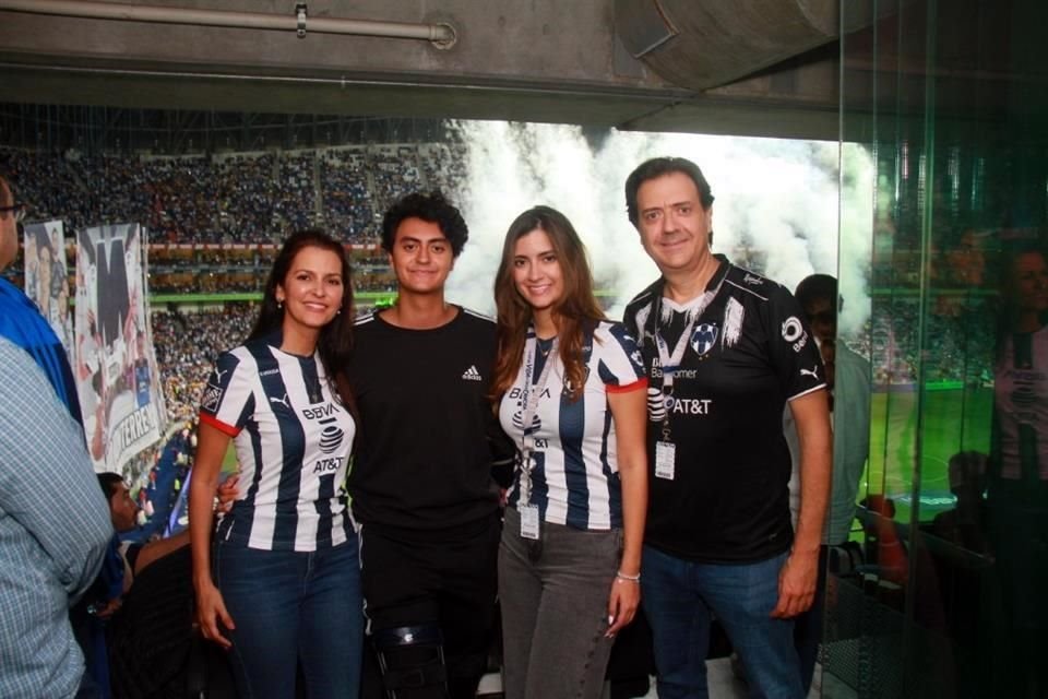 Silvia Álvarez de Chapa, César Chapa Álvarez, Camila Chapa Álvarez, y César Chapa