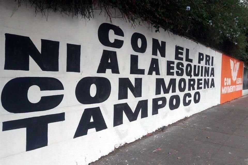 Movimiento Ciudadano volvió a pintar la barda que fue cubierta por la noche con un nuevo mensaje: 'Con el PRI ni a la esquina, con Morena tampoco'.