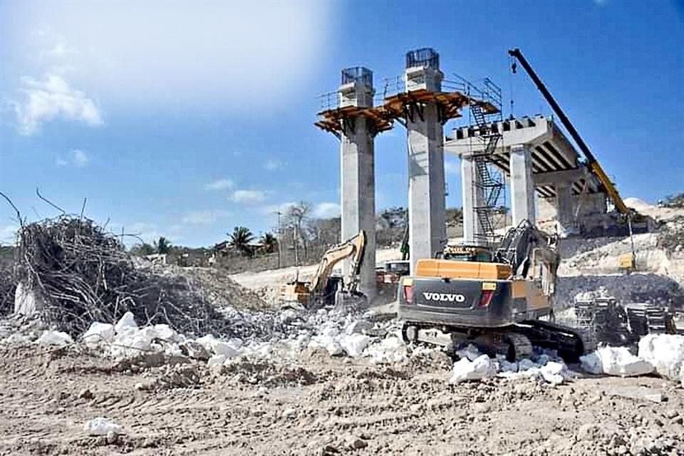 Pilotes que debían resistir 2 puentes del Tren Maya no soportaron pruebas de peso y colapsaron en la Ruta 2 que cruza el estado de Campeche.