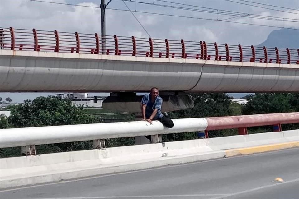 Un hombre pretendía lanzarse desde lo alto del puente vehicular de Sendero y Carretera a Colombia.