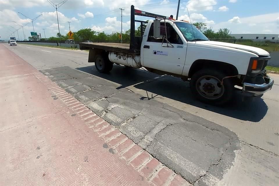 Aunque es de concreto, la carretera tiene parches de asfalto.