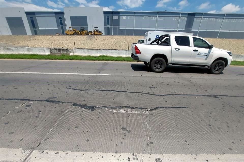 En la vía abundan las grietas, mientras que en el camellón central falta malla protectora.<br>