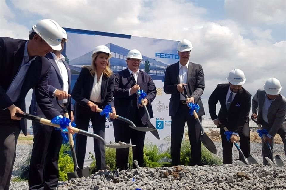 Directivos de la empresa alemana Festo, acompañados de funcionarios municipales y estatales, en la ceremonia de primera piedra de lo que será su primera planta en México.