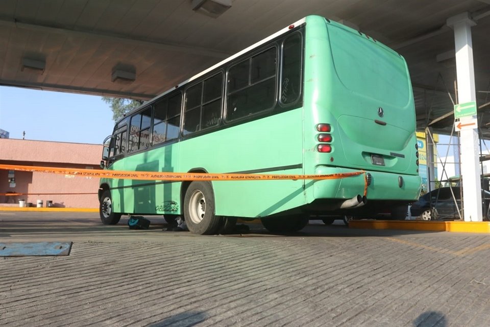 La mujer cruzaba a pie por un acceso a las bombas de abastecimiento mientras el camión ingresaba a la estación de servicio y la embistió. 