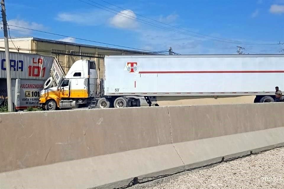 El accidente de los tractocamiones ocurrió cuando uno de ellos realizaba maniobras para ingresar a un establecimiento y al otro se le rompió un eje, por lo que quedó inmovilizado y atravesado.