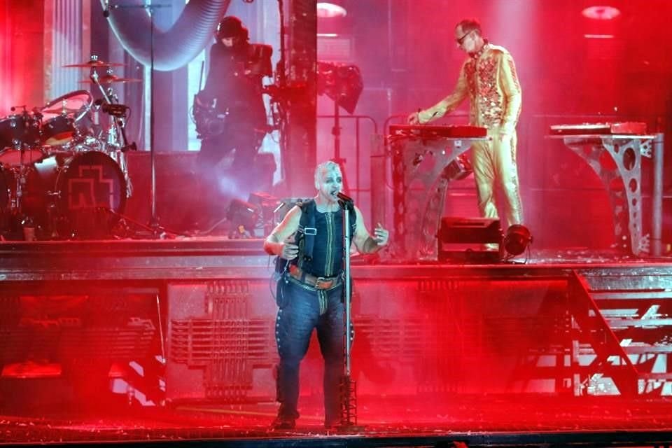 Justo al final de un concierto que la banda Rammstein estaba dando en Lituania, su vocalista, Till Lindemann, se cayó del escenario.