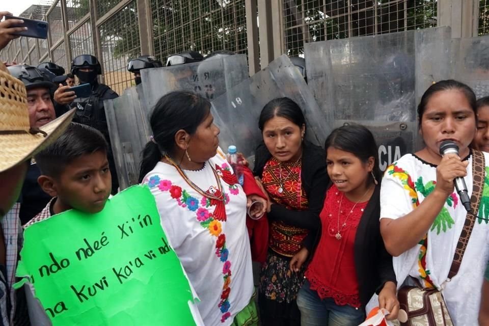 Las mujeres y niños exigen que se cumpla la promesa del envío de maestros.