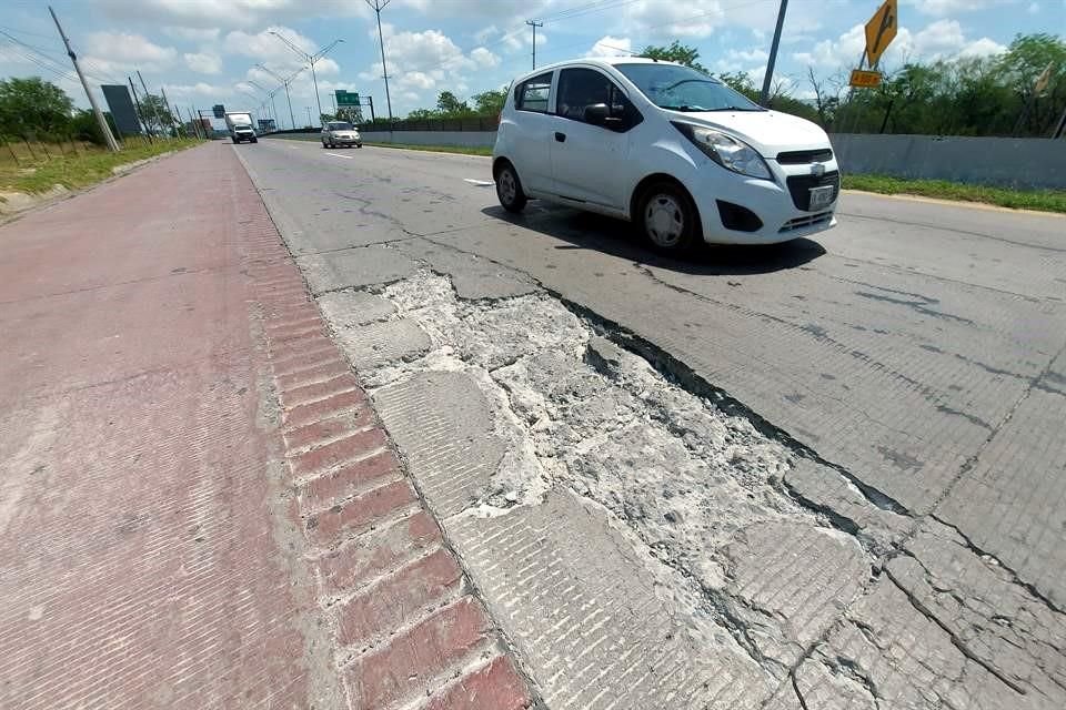 Las malas condiciones del camino de cuota, como las grietas, representan riesgos para los conductores.