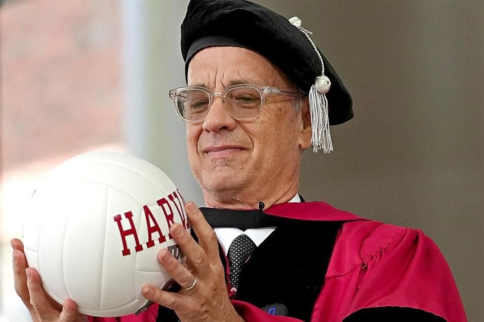 El actor Tom Hanks recibió el doctorado honoris causa de la Universidad de Harvard, en Massachusetts.