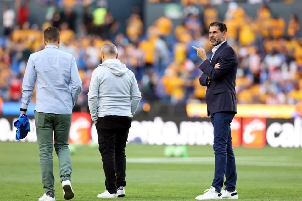 Fernando Hierro,  director deportivo de Chivas, pisó la cancha del Uni.