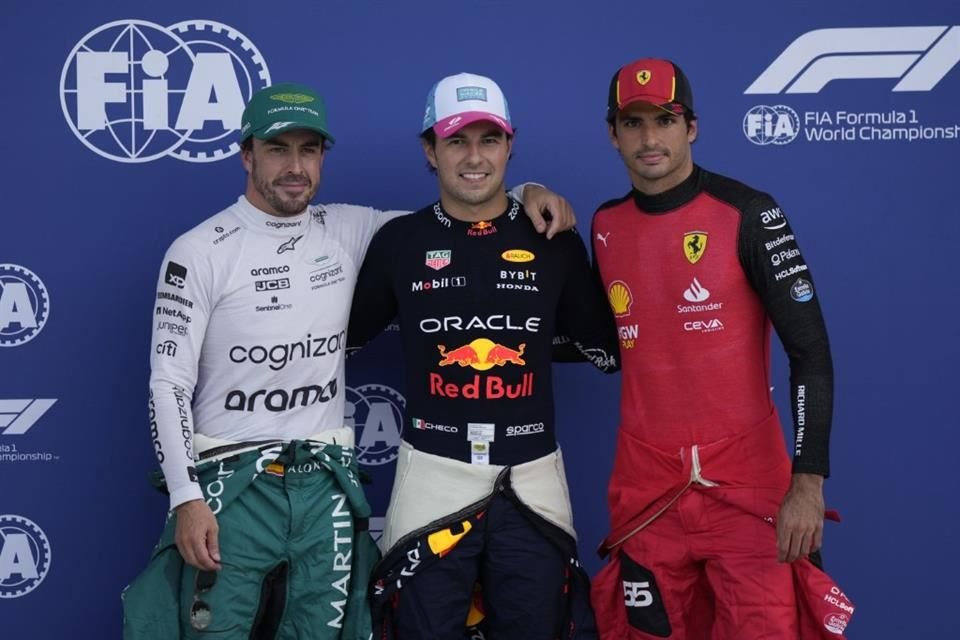 Fernando Alonso (izq.) y Carlos Sainz Jr. (der.) se quejaron de Checo Pérez en las prácticas de Mónaco.