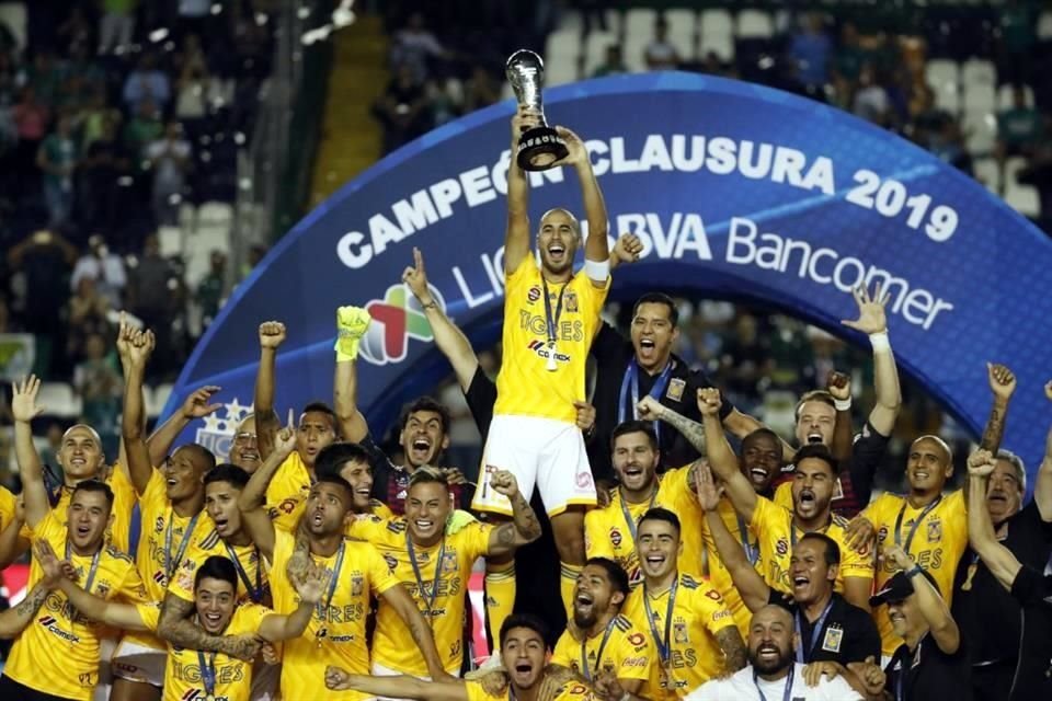 Guido Pizarro fue el encargado de levantar la última copa que han conseguido los Tigres en la Liga MX.