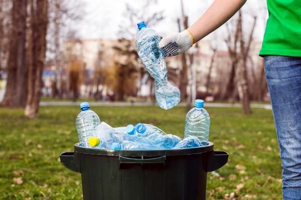 De acuerdo con ONU Hábitat, cada minuto se vierte en los océanos el equivalente a un camión de basura plástica.