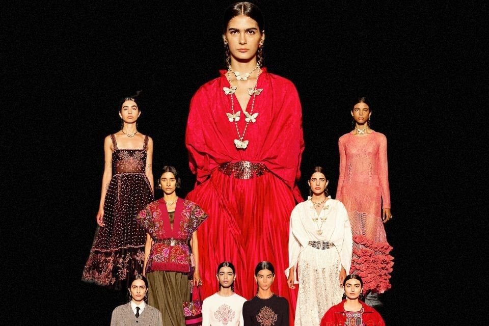 La firma francesa, Dior, rindió homenaje a las tradiciones y mujeres mexicanas a través de figuras como Frida Kahlo y Tina Modotti.