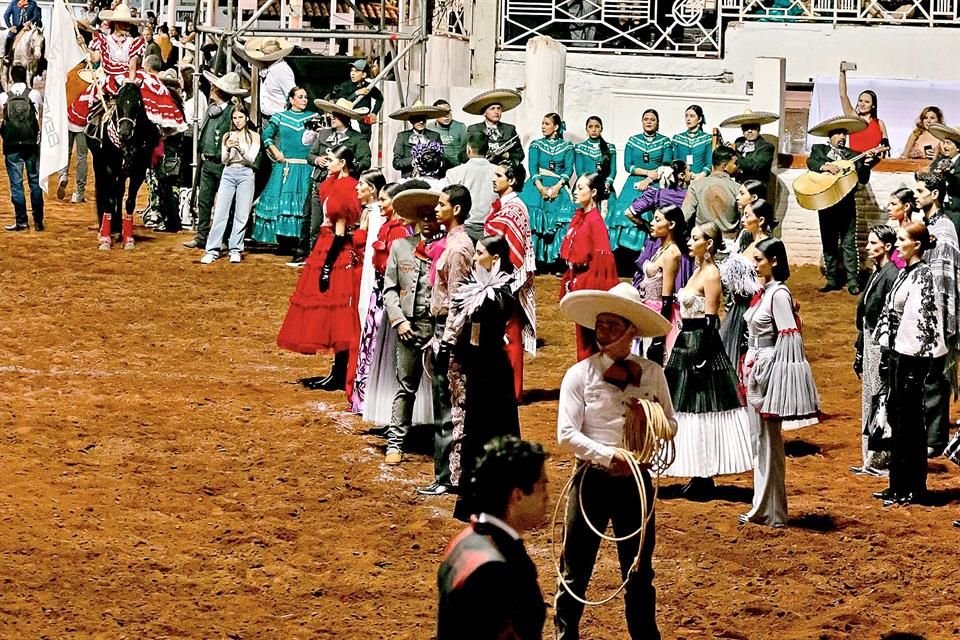 Unas mil 200 personas fueron invitadas.