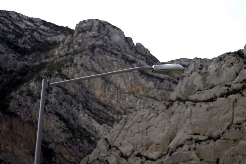 La iluminación iría desde la entrada de la Huasteca hasta la Presa Rompepicos, en un tramo de alrededor de 17 kilómetros.