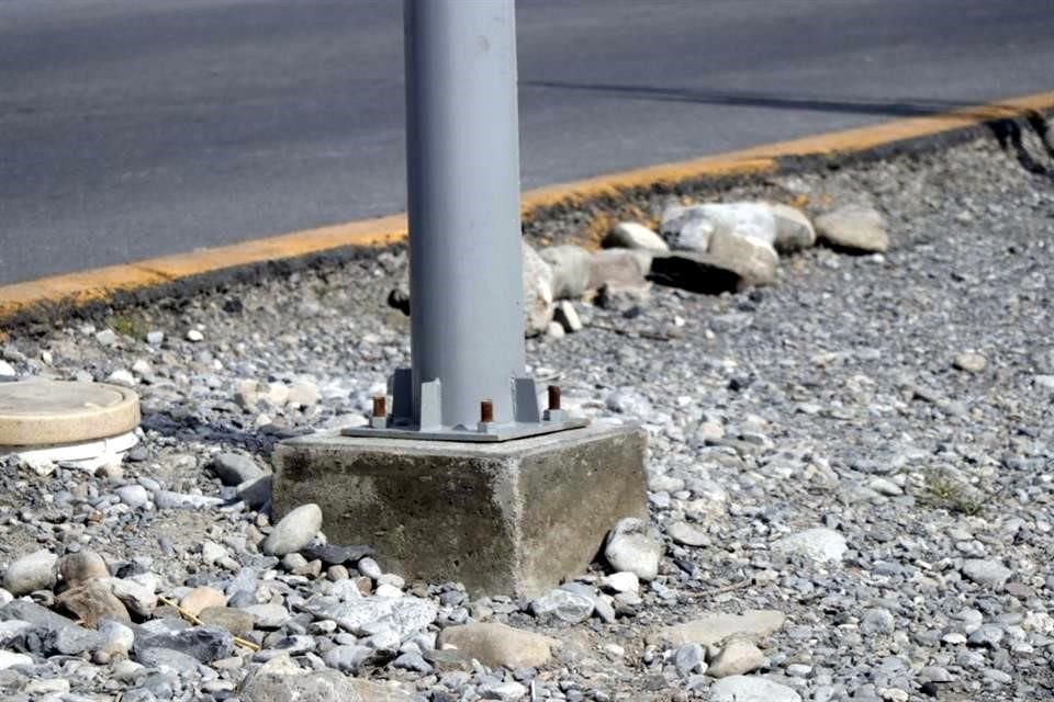 Pobladores de comunidades y ejidos de La Huasteca solicitaron al Municipio que instalara luminarias en el camino principal.
