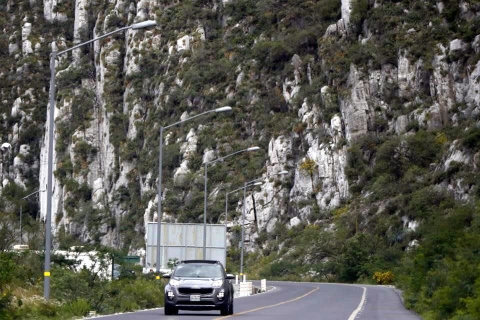 Activistas criticaron la instalación de luminarias en la carretera del Parque La Huasteca, donde se prohíbe urbanizar.