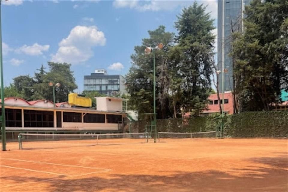 En Sindicalismo 3, el Sacmex negó aprobar el cambio solicitado para agregar a un deportivo existente un edificio de 14 pisos con centro comercial, oficinas y mil 400 cajones para autos, por falta de agua. 