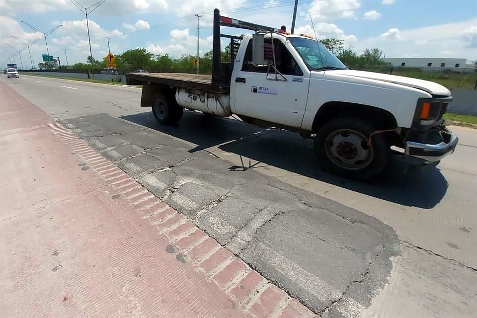 Actualmente la Autopista al Aeropuerto tiene baches y parches con asfalto en diferentes tramos.