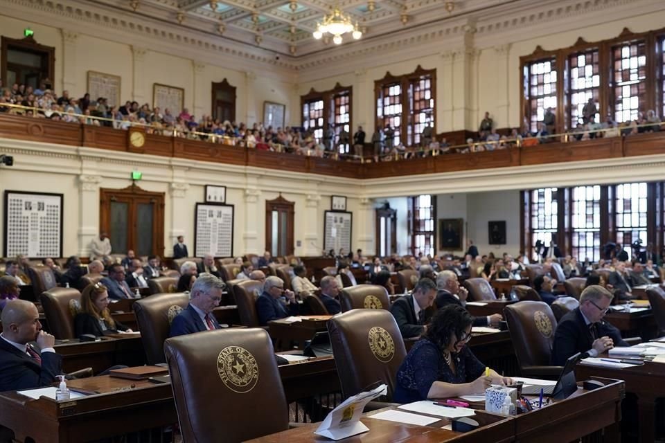 Miembros de la Cámara y visitantes escuchan los procedimientos de juicio político contra el Fiscal General del estado Ken Paxton en la Cámara de Representantes en el Capitolio en Austin, Texas.