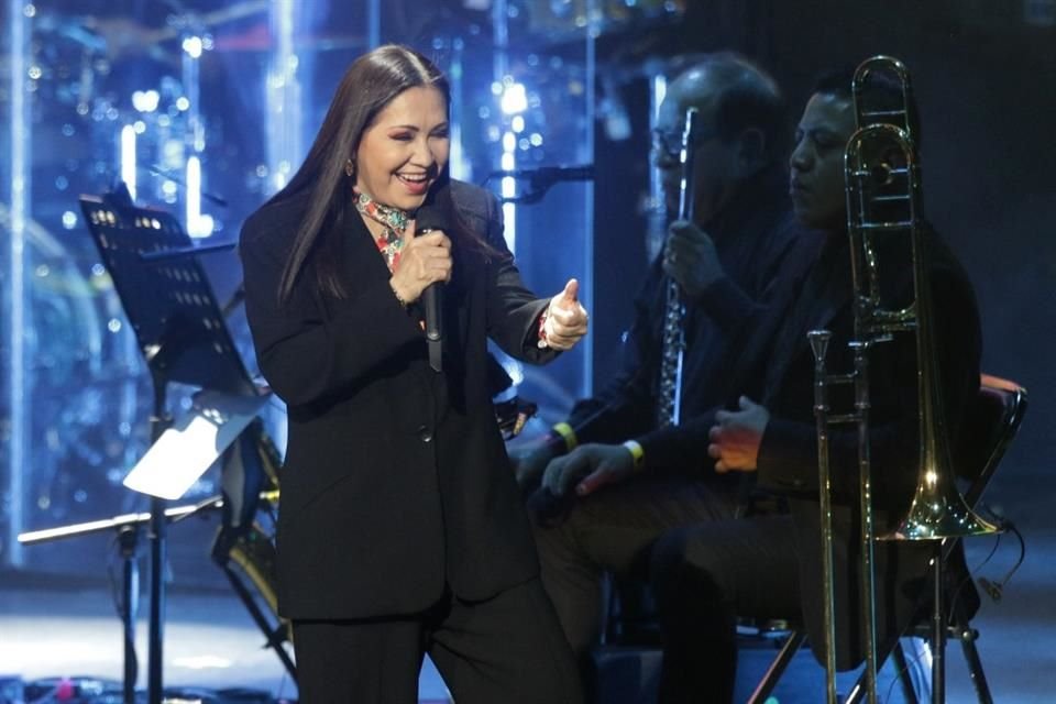 'Destino' y 'Aquí Estoy', fueron algunos de los éxitos que interpretó Ana Gabriel esta noche.