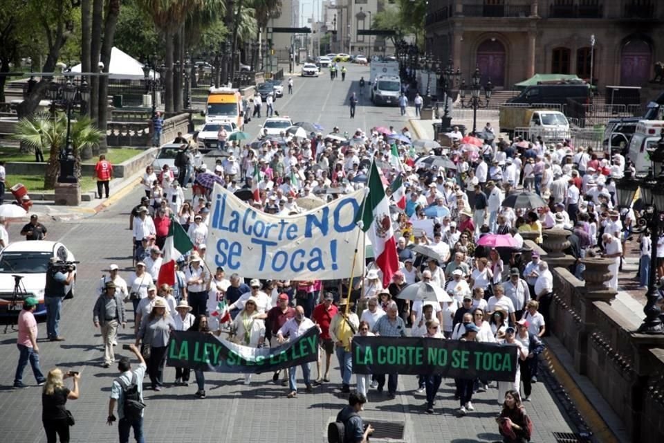 Cientos de ciudadanos se congregaron en la Explanada de los Héroes y marcharon alrededor de la Macroplaza.