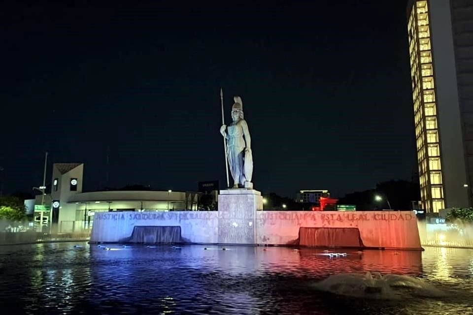 Distintos puntos icónicos de Guadalajara, como La Minerva, lucieron anoche con los colores de las Chivas.