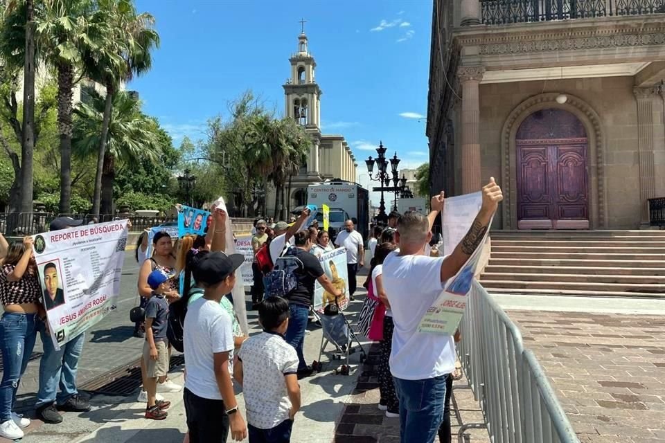 Tras reunirse en la Plaza de los Desaparecidos, unas 50 personas marcharon rumbo a la Fiscalía.