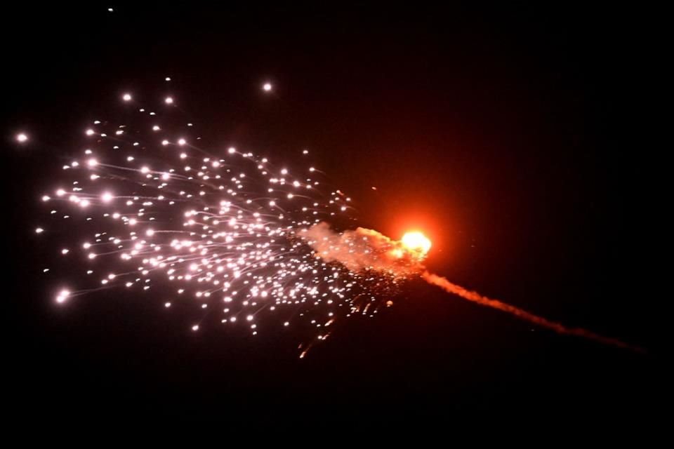 La explosión de un dron tras ser derribado durante un ataque masivo ruso en la capital de Ucrania.