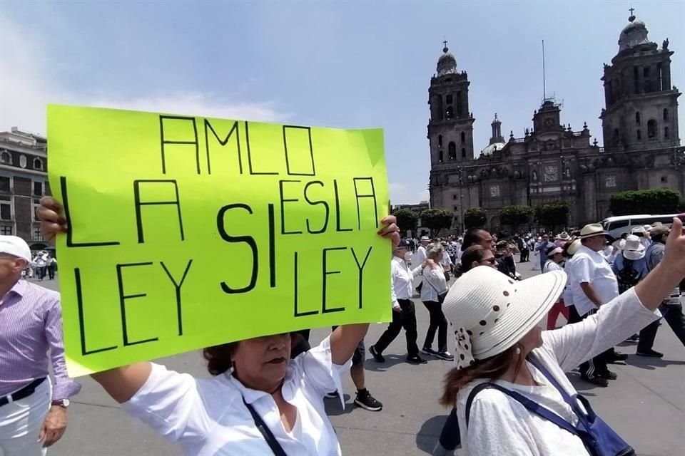 La movilización llegó al Zócalo pasadas las 11:30 horas, pero un grupo se dirigió rumbo a la sede de la Corte.