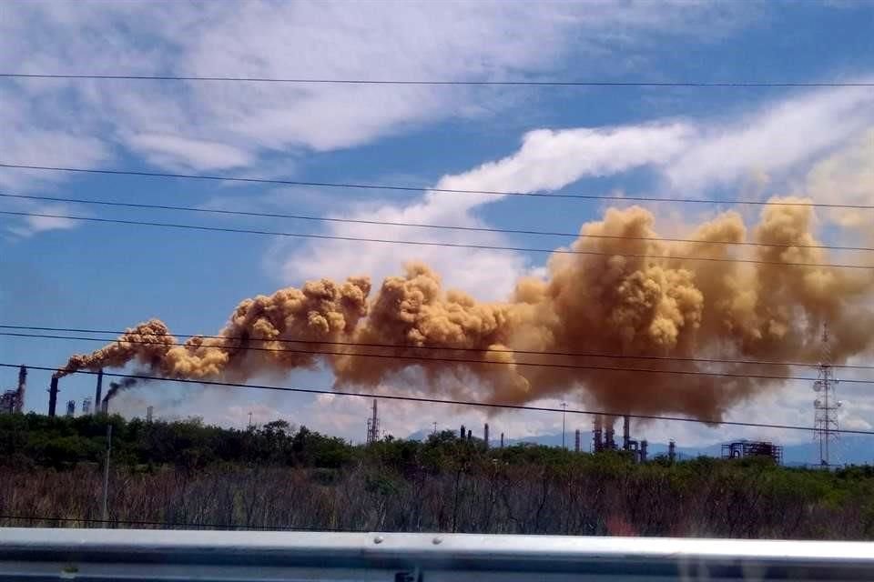 Refinería de Cadereyta emite columnas de humno negro y café visibles a kilómetros de distancia que causan alarma; descartan percances.