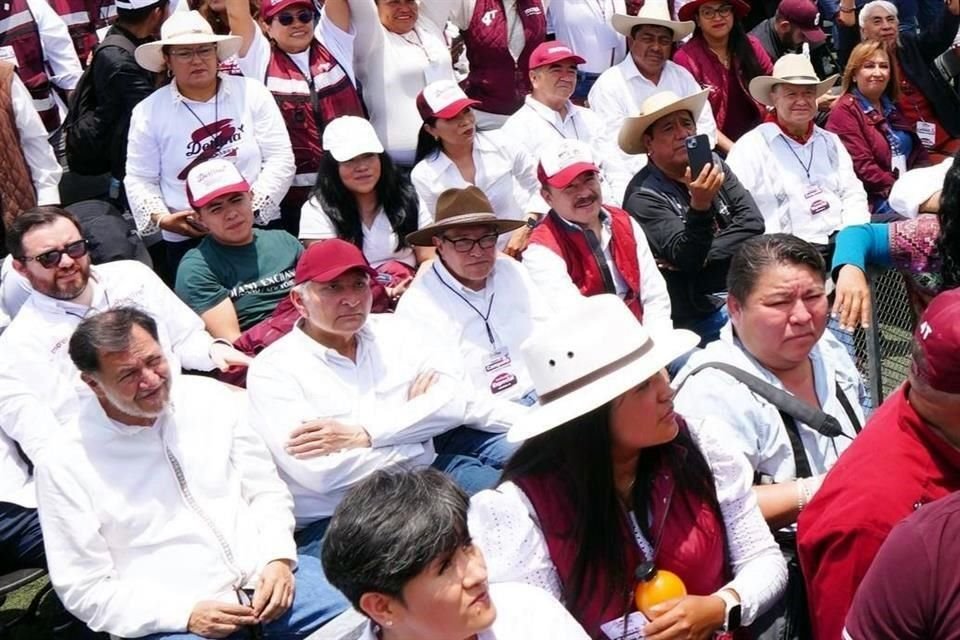 Aspirantes presidenciales de Morena, como Gerardo Fernández Noroña, Adán Augusto López y Ricardo Monreal acompañaron a Delfina Gómez, pero no subieron al templete.