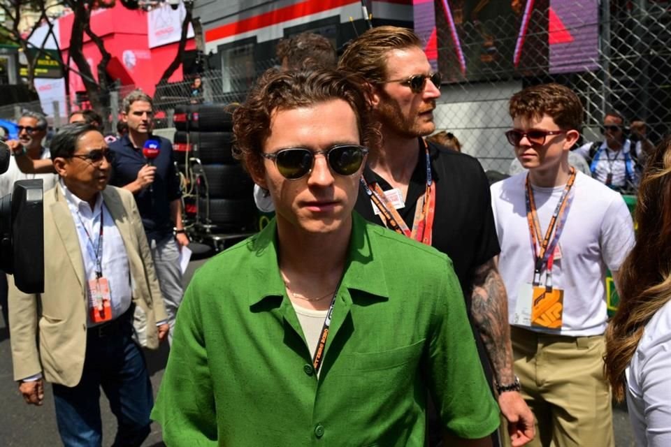 Tom Holland arribó al Gran Premio de Mónaco de Fórmula  1, donde disfrutó del evento y fue captado en charlas con Neymar y Orlando Bloom.